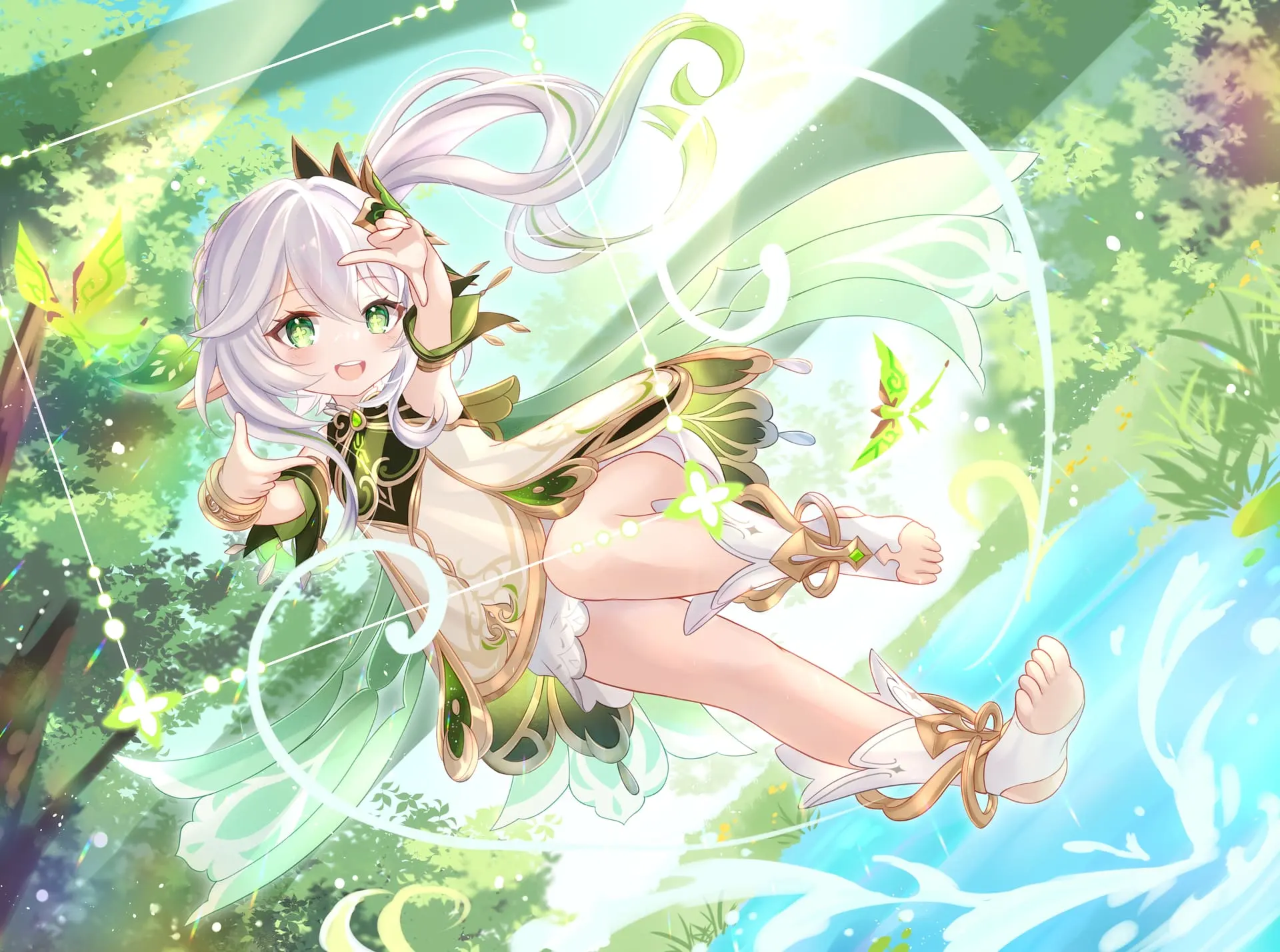 绿意环绕中，金发少女坐在光斑里