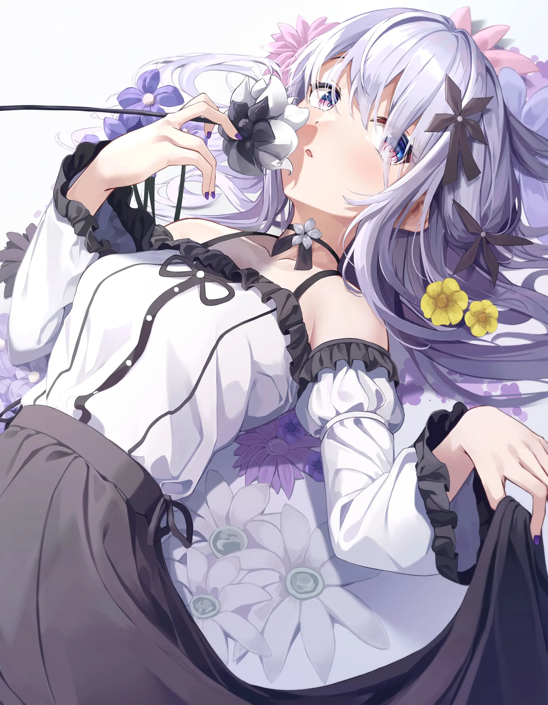银发少女穿着黑白洋装，背景是深色花纹