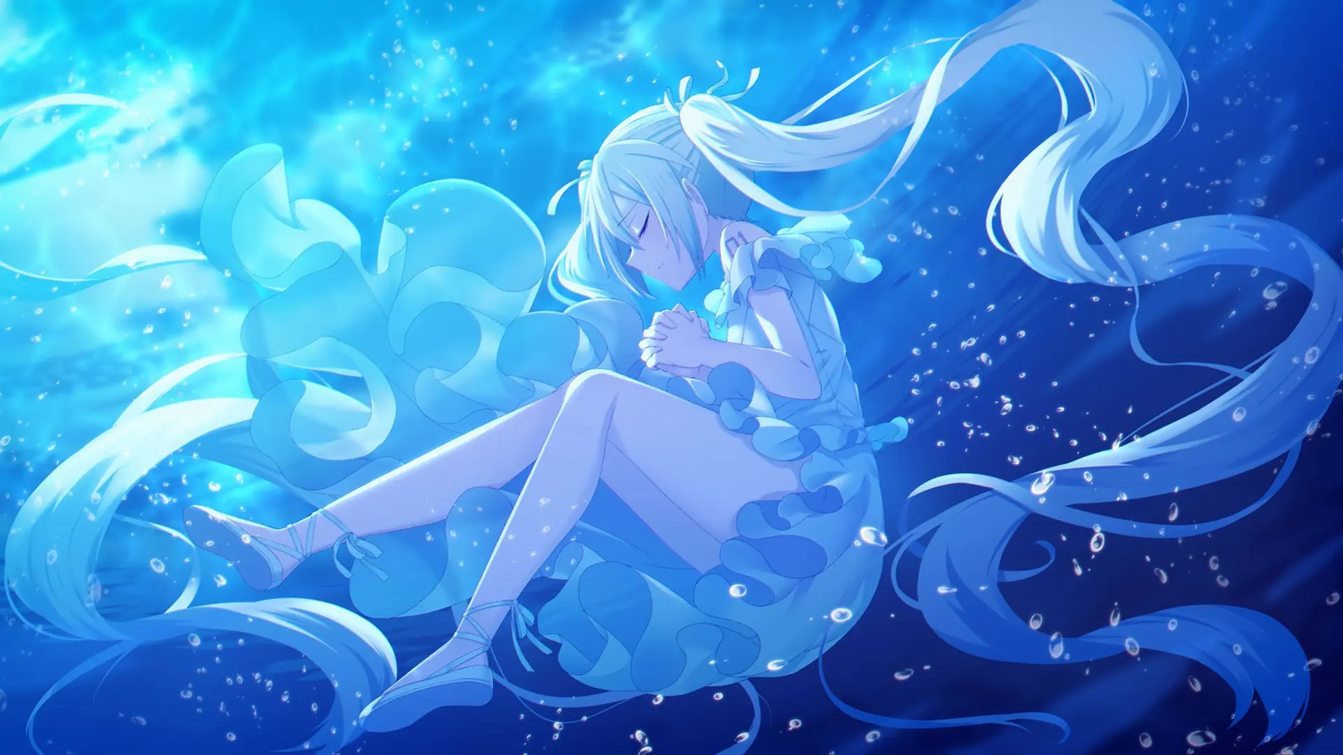 蓝色水光中的长发少女